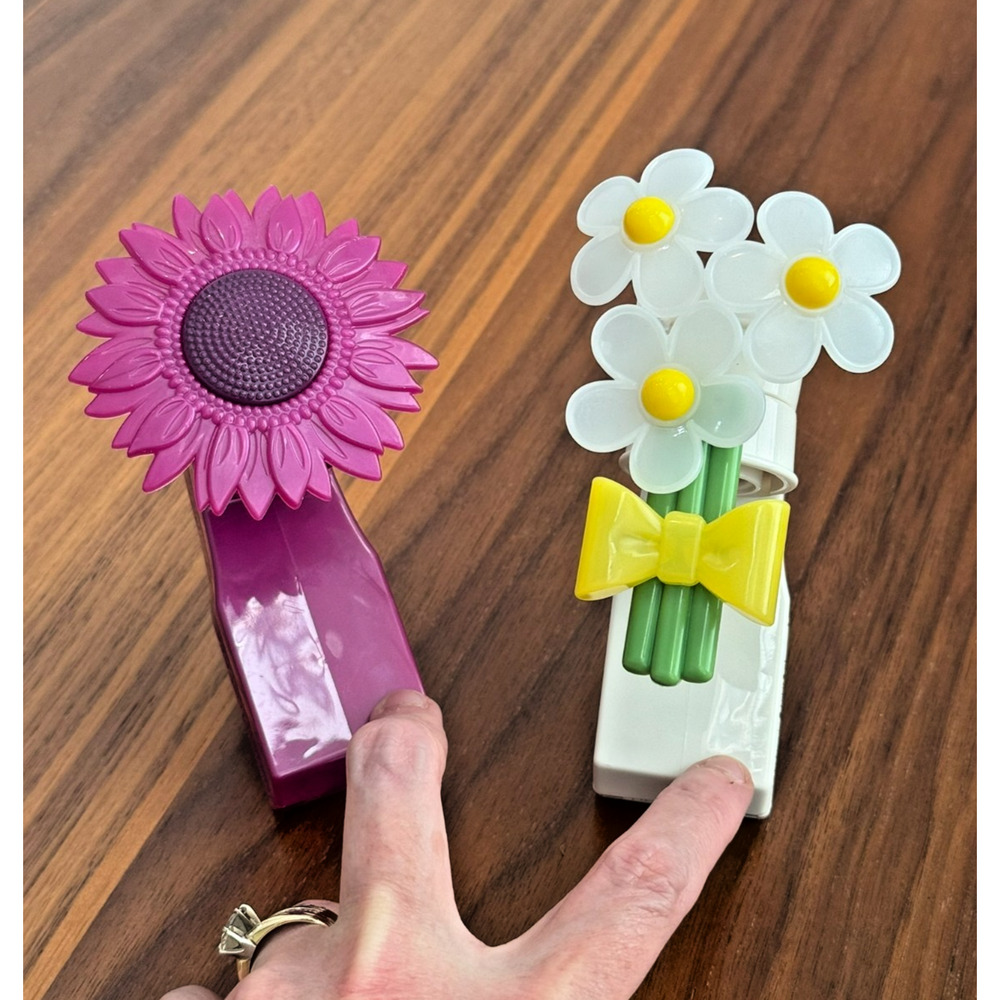 (2) BATH AND BODY WORKS White DAISYs & Purple Sunflower WALLFLOWERS DIFFUSERS